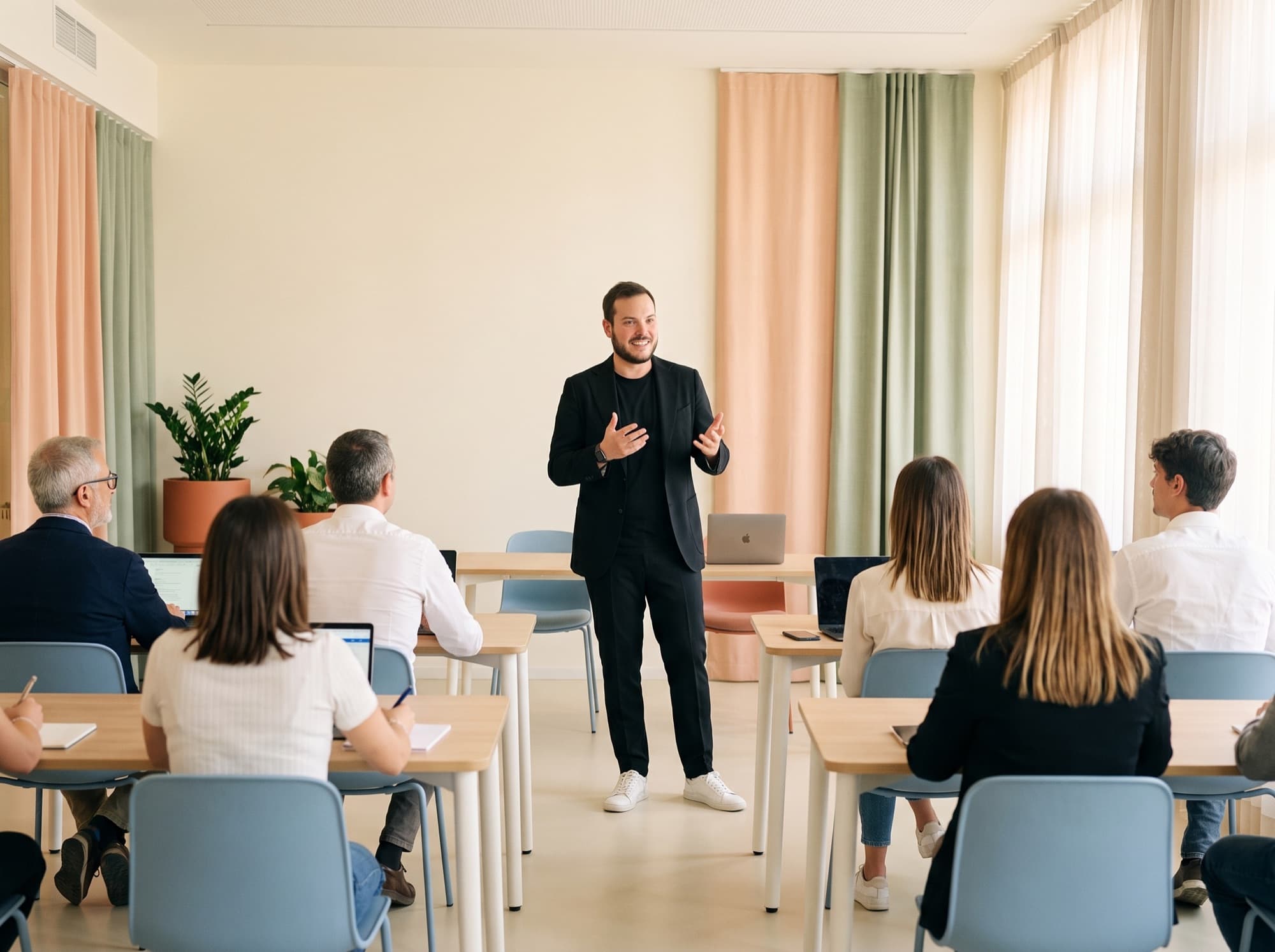 Il docente di OpificioAI spiega a un gruppo di partecipanti seduti ai banchi di un'aula aziendale